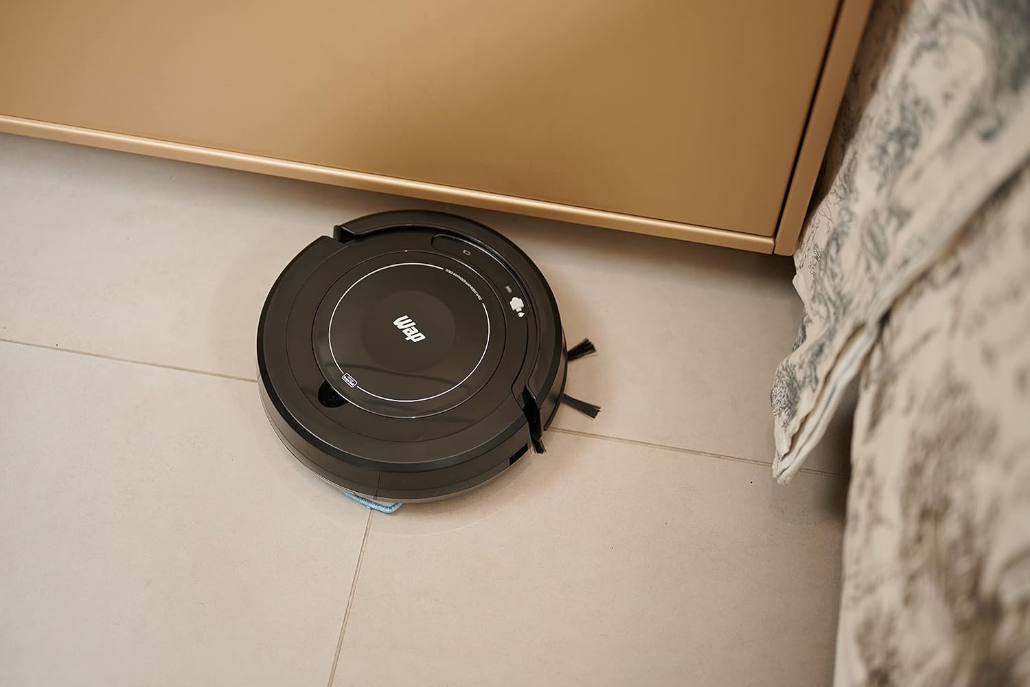 Robô aspirador WAP W100 limpando o chão em ambiente doméstico